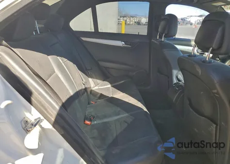 2010 Mercedes-Benz C 300 z USA, uszkodzony, nr VIN WDDGF5EB5AF410043